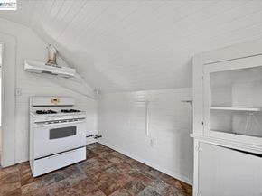 950 Loomis Ct, Oakland CA 94606