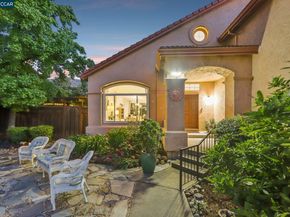 242 El Pueblo Pl, Clayton CA 94517
