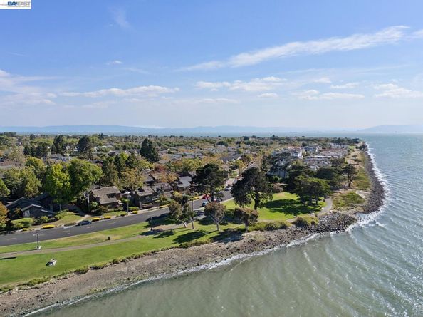 611 Harbor Rd, Alameda CA 94502