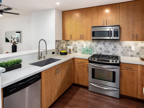 438 W Grand Ave 528, Oakland CA 94612