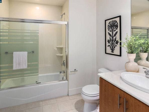 438 W Grand Ave 528, Oakland CA 94612