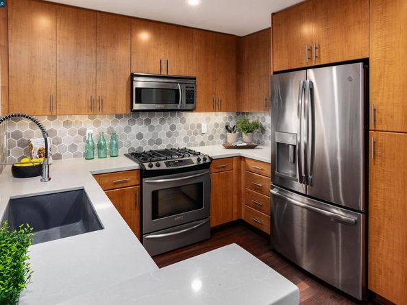 438 W Grand Ave 528, Oakland CA 94612