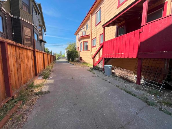 2324 9Th Ave, Oakland CA 94606