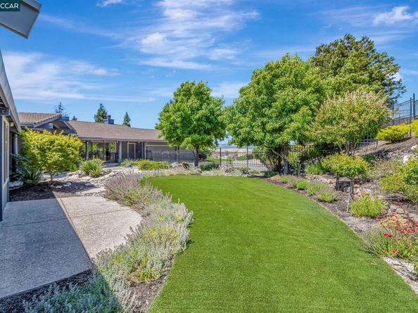 1960 Joseph Dr, Moraga CA 94556