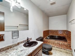 1069 16Th St, Oakland CA 94607