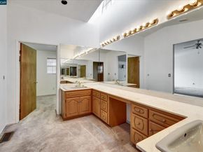 1069 16Th St, Oakland CA 94607