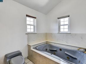 1069 16Th St, Oakland CA 94607