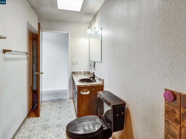 1069 16Th St, Oakland CA 94607