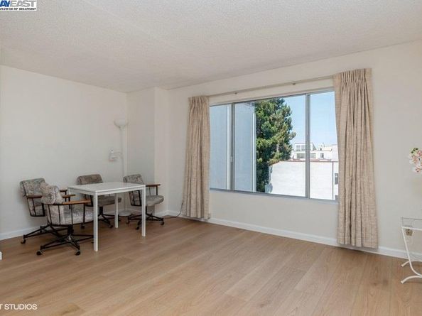 2005 Pleasant Valley Ave 316, Oakland CA 94611