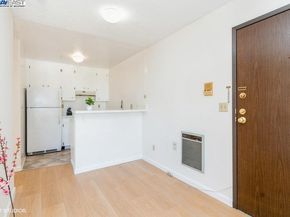 2005 Pleasant Valley Ave 316, Oakland CA 94611