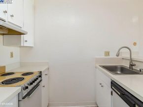 2005 Pleasant Valley Ave 316, Oakland CA 94611