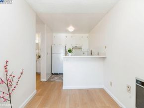 2005 Pleasant Valley Ave 316, Oakland CA 94611