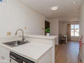 2005 Pleasant Valley Ave 316, Oakland CA 94611