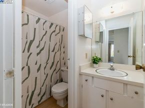 2005 Pleasant Valley Ave 316, Oakland CA 94611