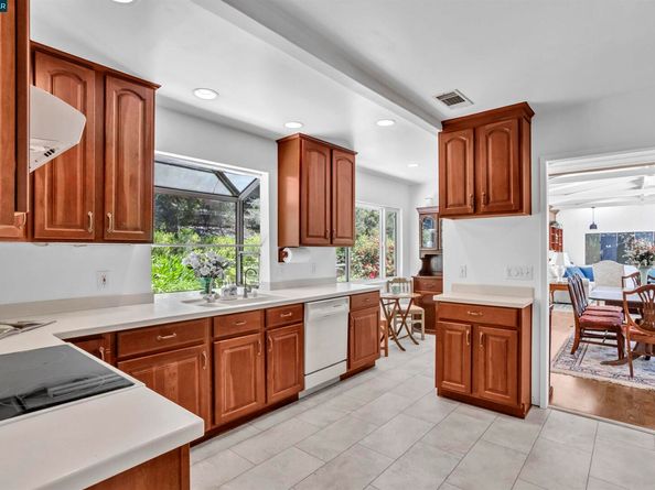 18 Van Tassel Ln, Orinda CA 94563