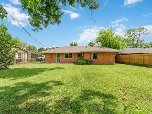 6601 Roos Road, Houston TX 77074