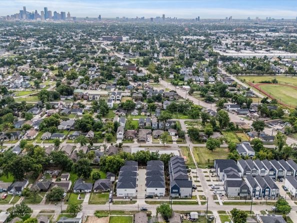 330 Neyland Street, Houston TX 77022