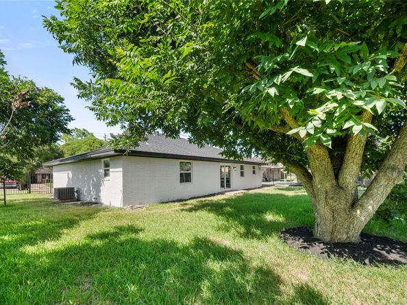 5102 Tavenor Lane, Houston TX 77048