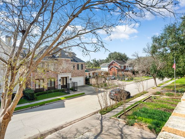 1202 Barkdull Street, Houston TX 77006