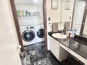 2016 Main Street 1704, Houston TX 77002