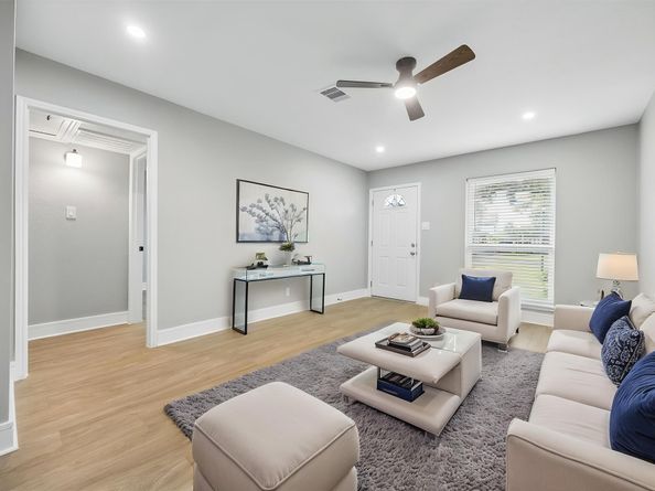 177 W Tri Oaks Lane 177, Houston TX 77043