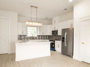 819 North Loop, Houston TX 77022