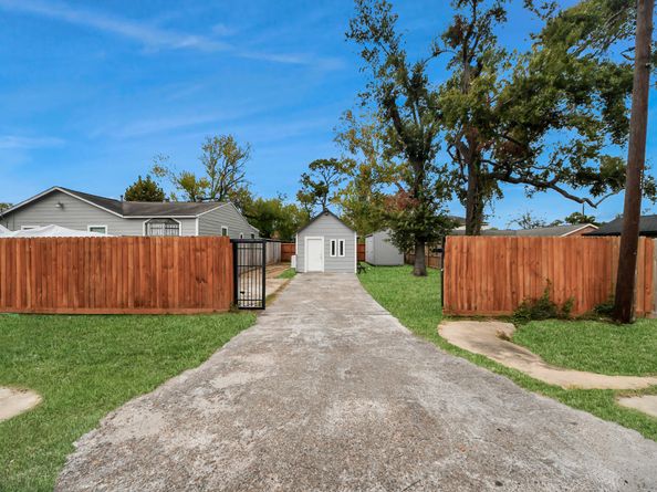 8125 Darlington Drive, Houston TX 77028