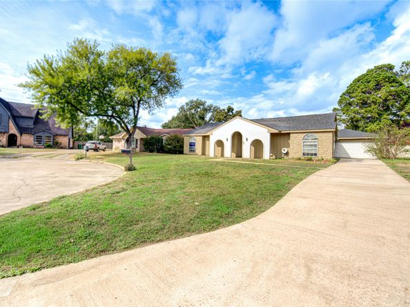 6430 Pirtlewood Circle, Houston TX 77088