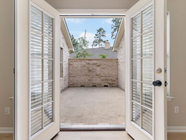 99 E Foxbriar Forest Circle, The Woodlands TX 77382