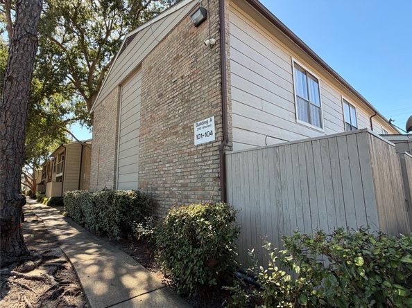 2110 Wilcrest Drive 101, Houston TX 77042