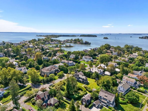 21 Keofferam Road, Old Greenwich CT 06870