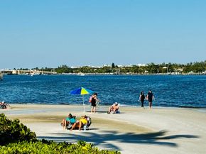 102 Half Moon Circle F2, Hypoluxo FL 33462