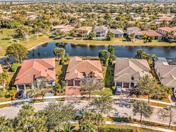 8122 NW 109th Ln, Parkland FL 33076
