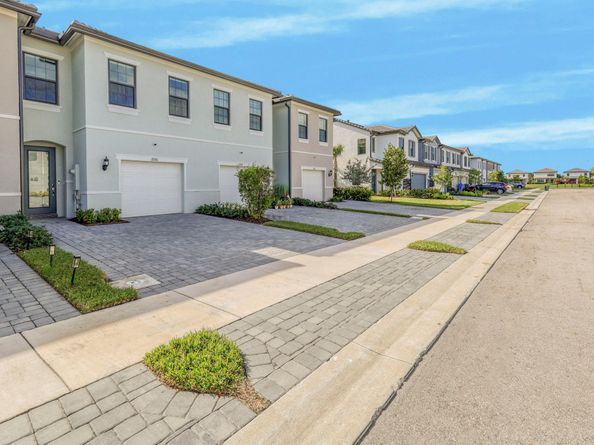 2220 Appleton Circle S, Oakland Park FL 33309
