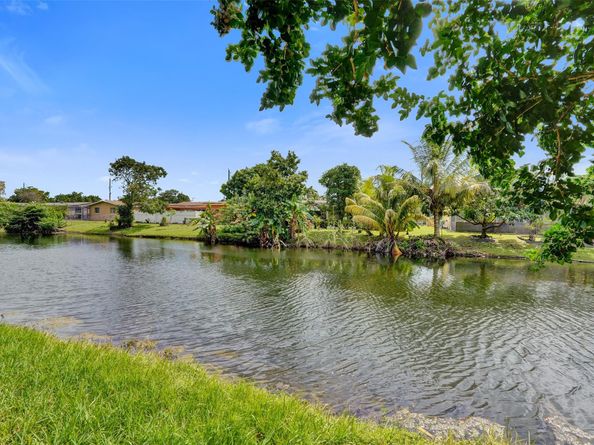 7680 NW 21st St, Sunrise FL 33322