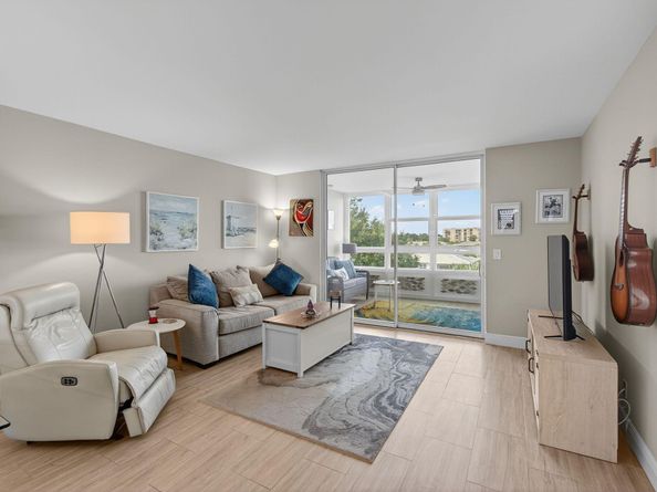 25 Abbey Lane 402, Delray Beach FL 33446