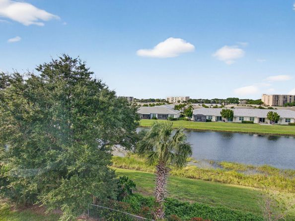 25 Abbey Lane 402, Delray Beach FL 33446