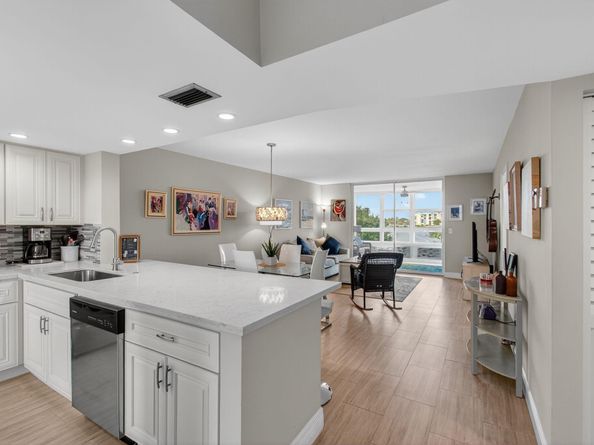 25 Abbey Lane 402, Delray Beach FL 33446
