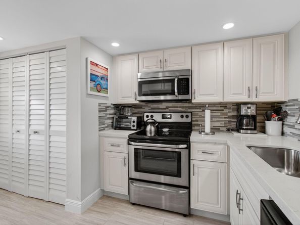 25 Abbey Lane 402, Delray Beach FL 33446