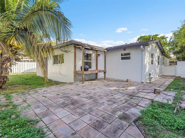 29 SE 8th St, Dania Beach FL 33004