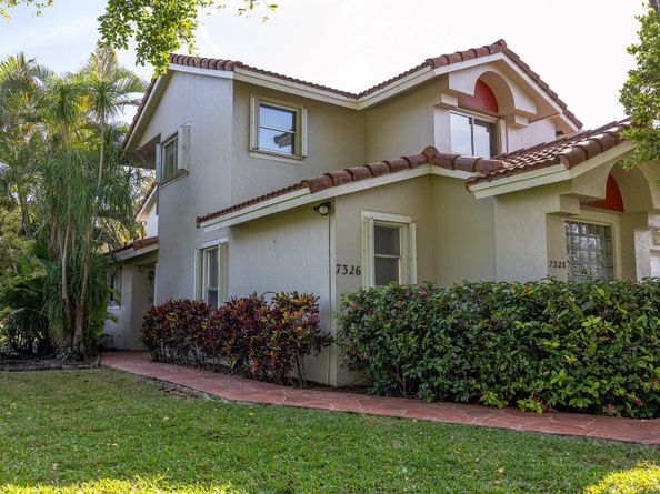 7326 Pinewalk Dr 7326, Pompano Beach FL 33063