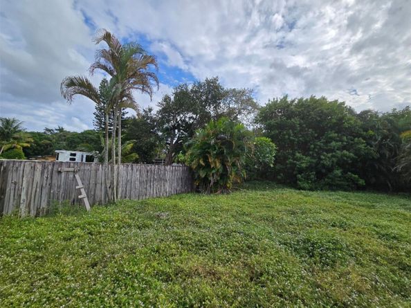 2702 Hayes St, Hollywood FL 33020