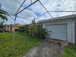 2702 Hayes St, Hollywood FL 33020