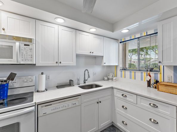 3186 Via Poinciana 111, Lake Worth FL 33467