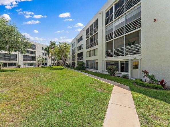 3186 Via Poinciana 111, Lake Worth FL 33467