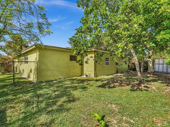 3400 NW 39th Ave, Lauderdale Lakes FL 33309