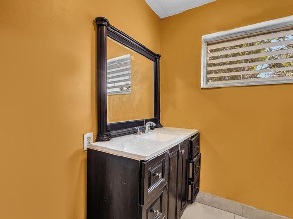 3400 NW 39th Ave, Lauderdale Lakes FL 33309