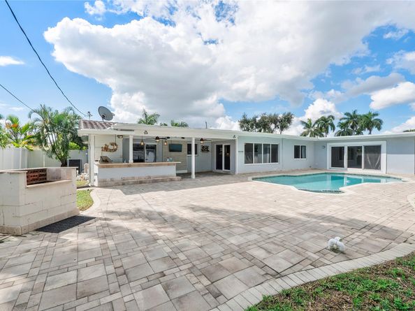 1009 SE 10th Ct, Deerfield Beach FL 33441