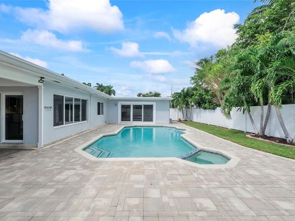 1009 SE 10th Ct, Deerfield Beach FL 33441