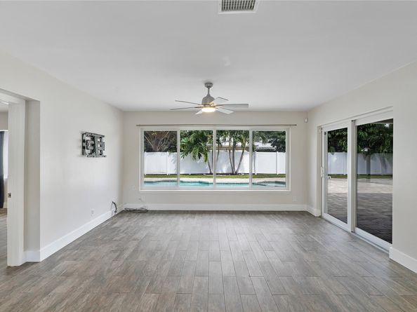 1009 SE 10th Ct, Deerfield Beach FL 33441